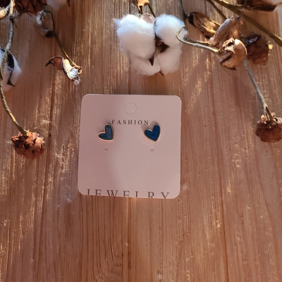 💙💙Super Adorable Blue Colored Heart Stud Earrings💙💙 - Picture 7 of 15